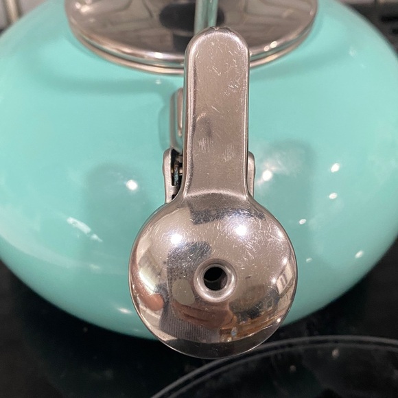 Chantal teal whistling teapot kettle enamel coated 2 quart cottagecore farmhouse - Picture 4 of 10